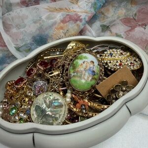 Vintage Limoges Porcelain Musician Scene Trinket Ring Box full of jewelry